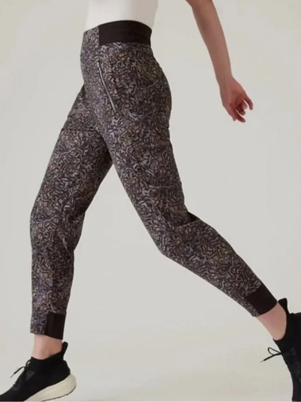 Athleta Trekkie North Printed Jogger Pants Kinetic Abstract Black Womens Size 2